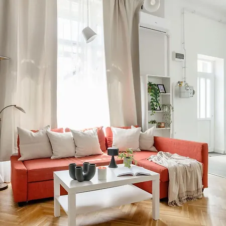 Dream In Budapest-steps To Budaeye &fashionst Budapest