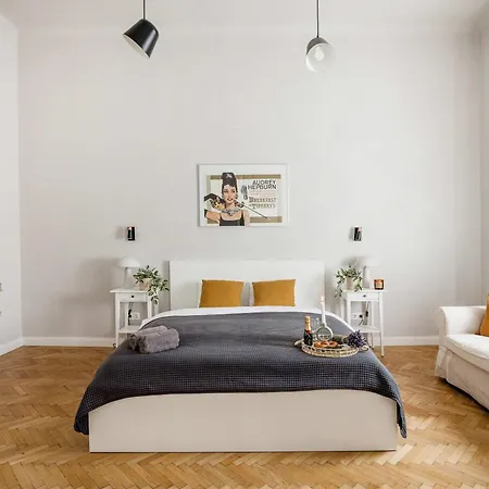 Dream In Budapest-steps To Budaeye &fashionst * Budapest