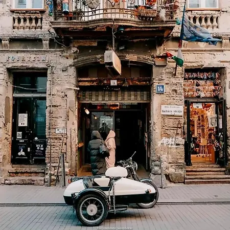 Dream In Budapest-steps To Budaeye &fashionst